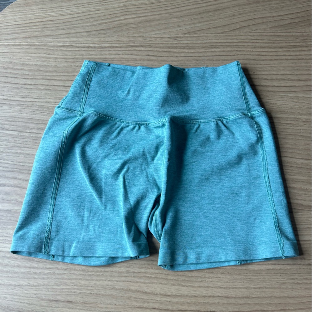 Alphalete Amplify short. Mint green color. M. Great condition